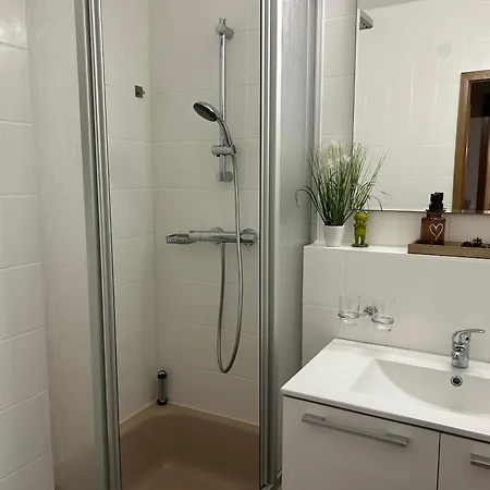 Naturverliebt Ideal Fuer Familien Direkt An Wanderwegen Sauna Im Haus Spielzimmer Tiefgarage E-ladestation Lägenhet